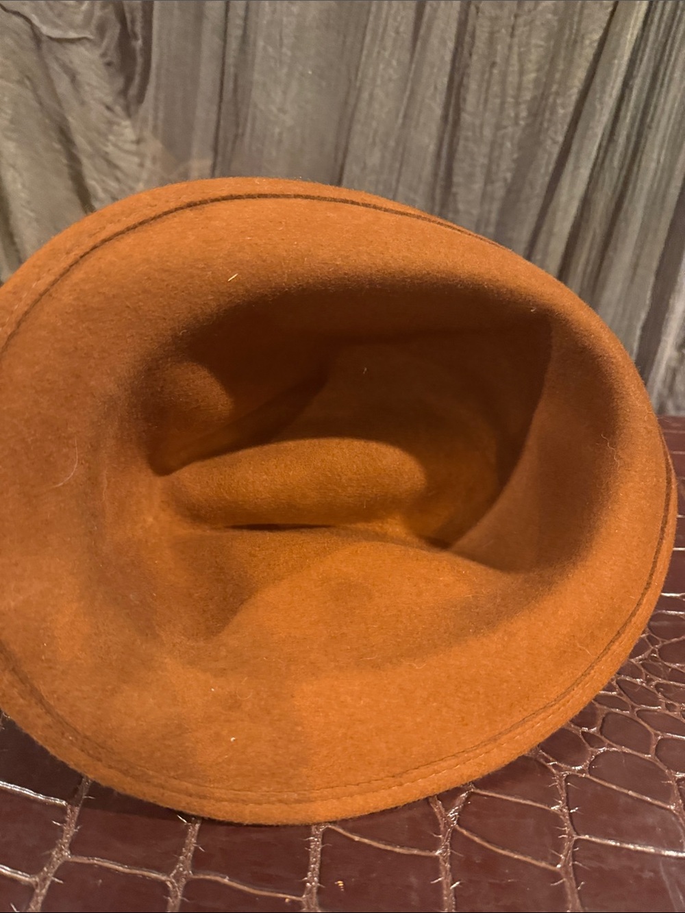 Rust colored felt hat - Picture 4 of 4